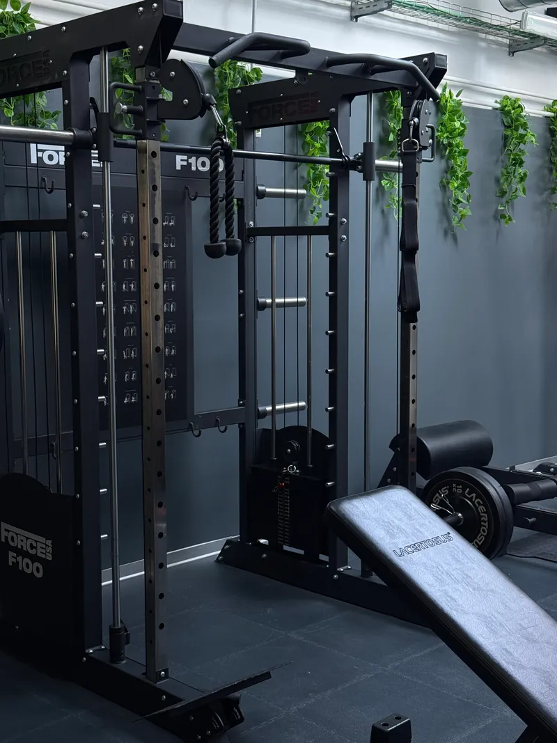 Rack e attrezzature nella sala rinnovata di AB Lab